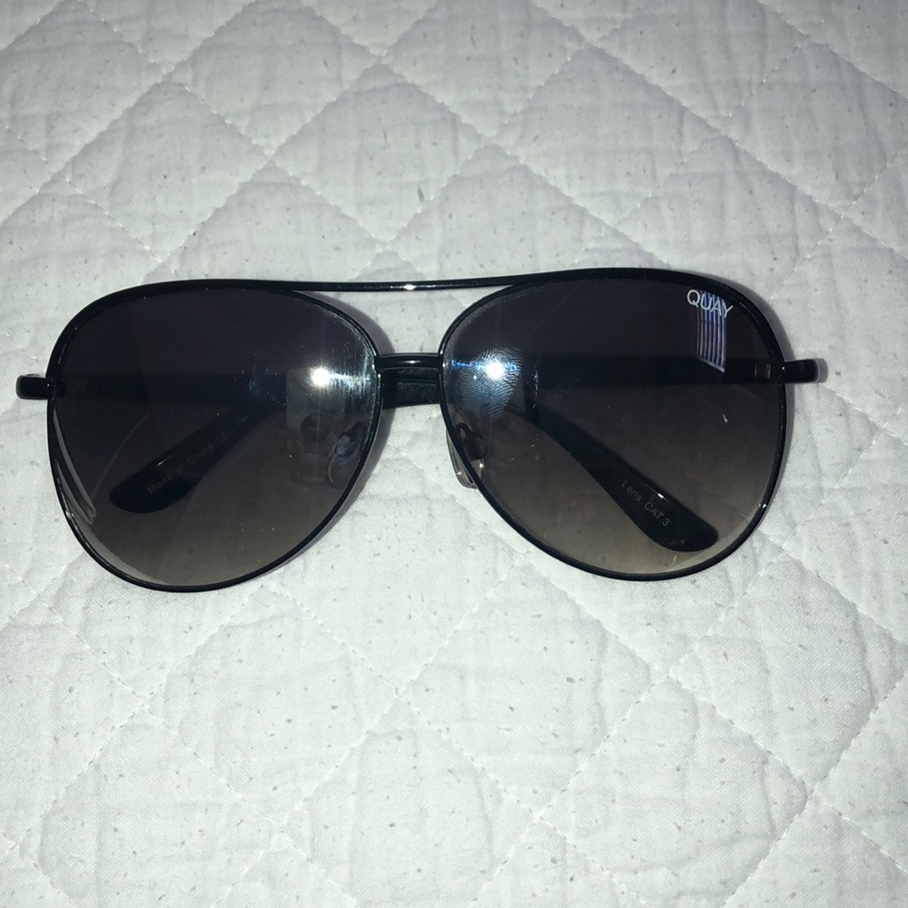 Worn twice Quay medium sized mirrored aviators
